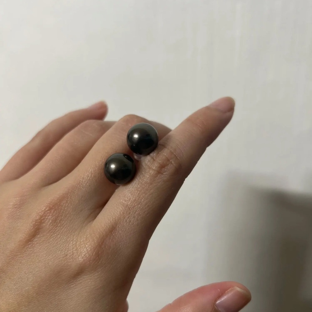 Black  Tahitian pearl in round shiny earrings - Picture 4 of 11